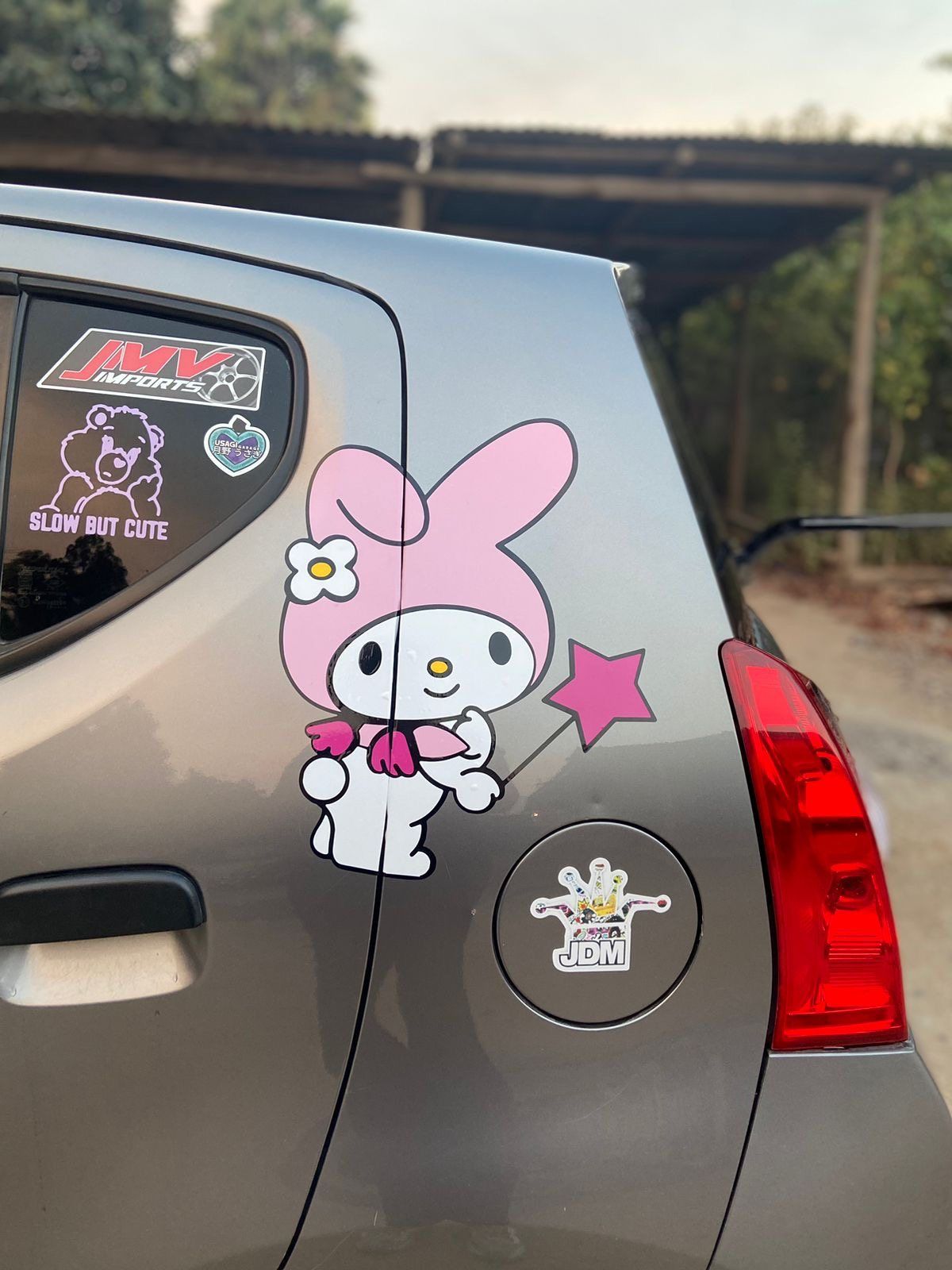 Stickers de My Melody instalados en un automóvil por LyonGraphic
